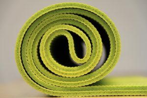 yoga 940359 1280 300x200 - Training mit der Fitnessmatte für ein gesundes Leben